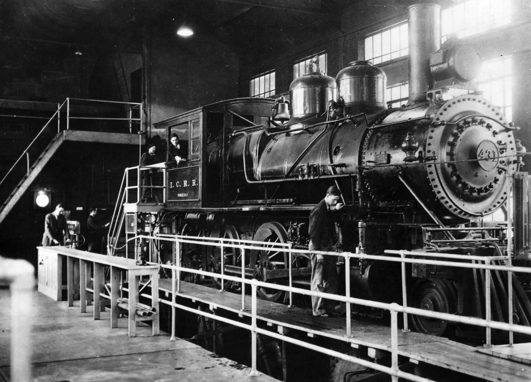 Illinois Central engine 1939.jpg